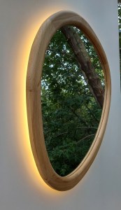 Асимметричное деревянное зеркало неправильной формы с подсветкой